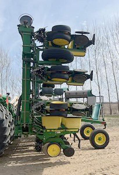 Image of John Deere 7300 equipment image 3