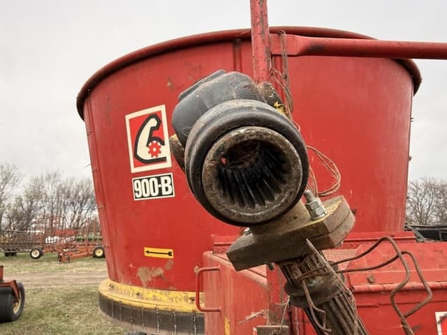 Image of Farmhand 900-B equipment image 3
