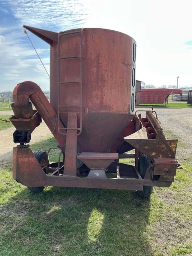 Image of Farmhand 810 equipment image 4