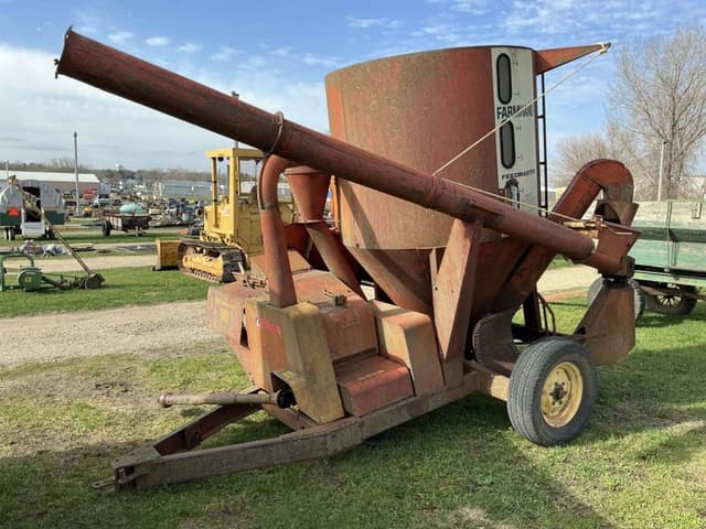 Image of Farmhand 810 equipment image 1