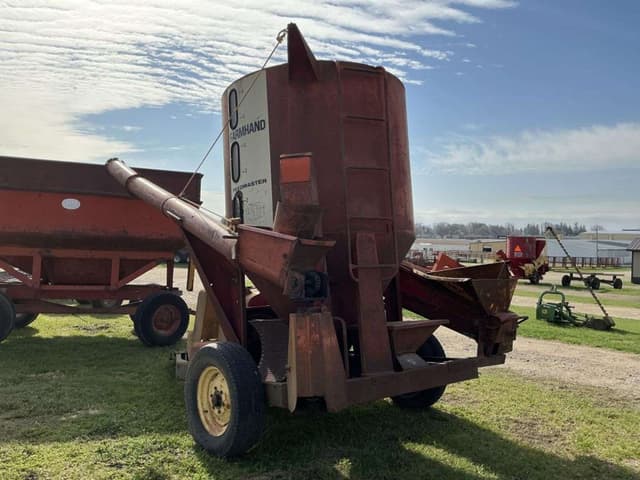 Image of Farmhand 810 equipment image 3