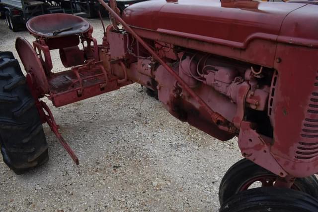 Image of Farmall B equipment image 2