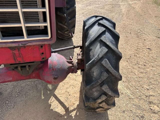 Image of International Harvester 1066 equipment image 2