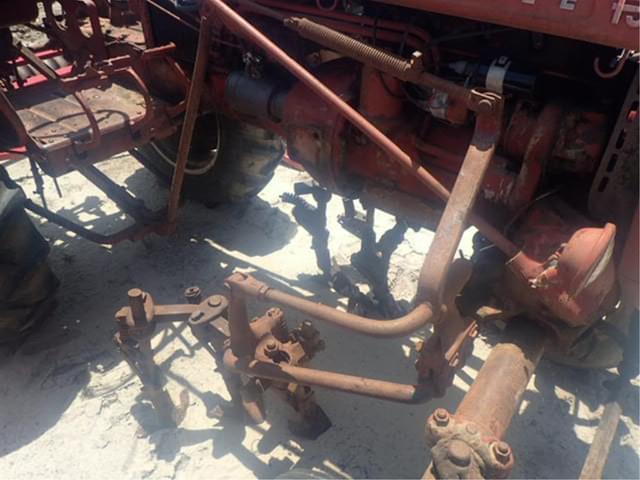 Image of Farmall 130 equipment image 2