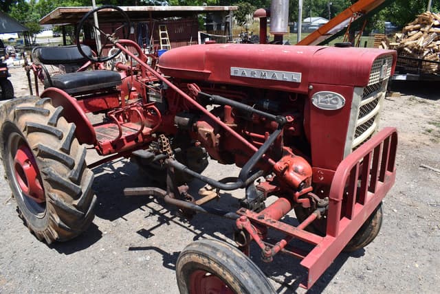 Image of Farmall 140 equipment image 1