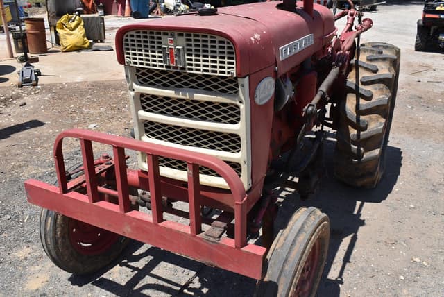 Image of Farmall 140 equipment image 2