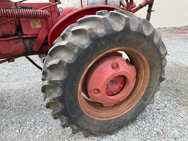 Image of Farmall 140 equipment image 3