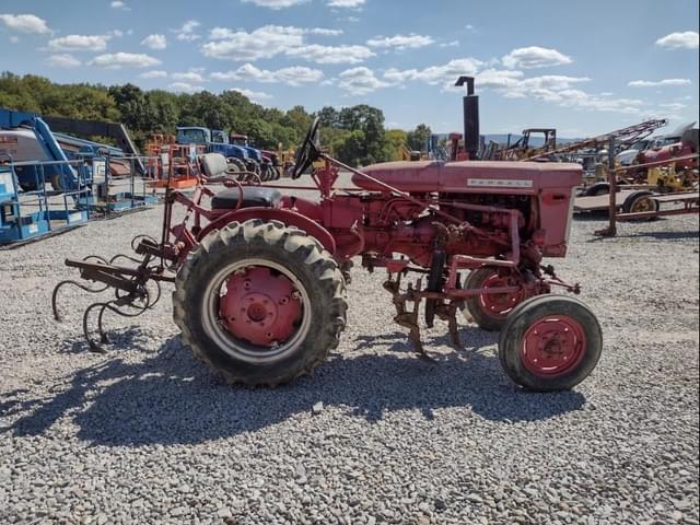 Image of Farmall 140 equipment image 2