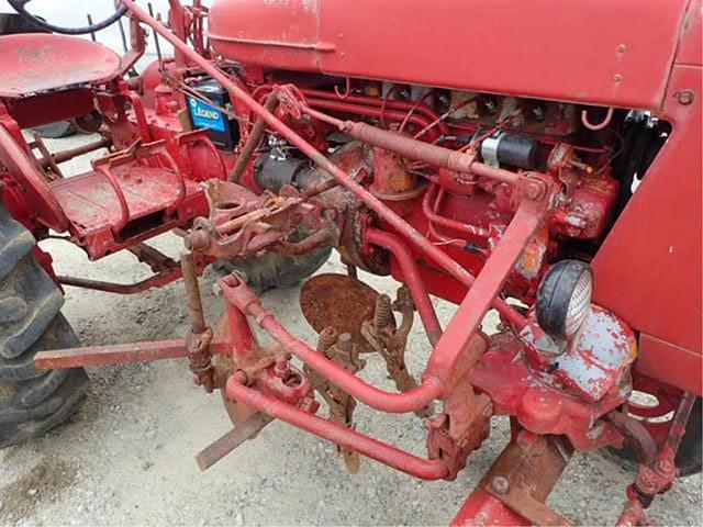 Image of Farmall 140 equipment image 2