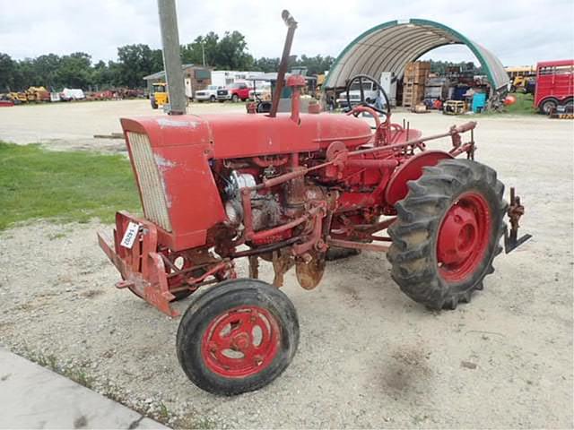 Image of Farmall 140 equipment image 3