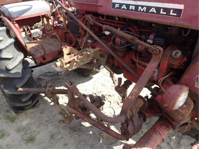 Image of Farmall 140 equipment image 2