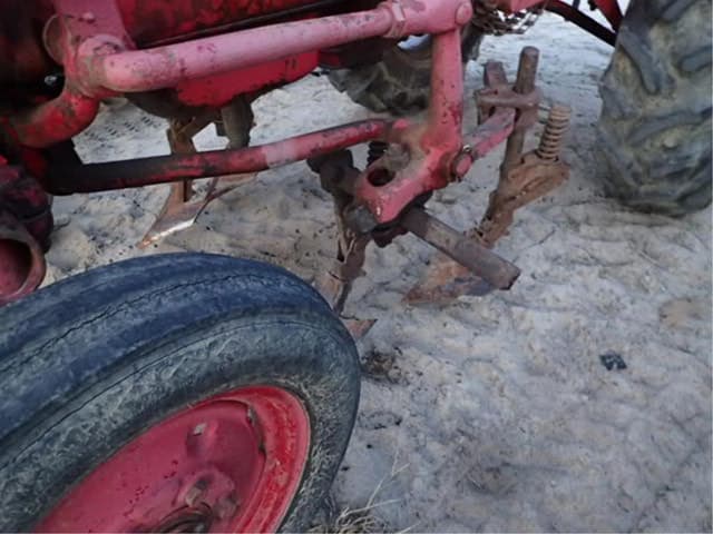 Image of Farmall 140 equipment image 3