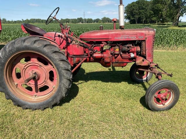 Image of Farmall 200 equipment image 2