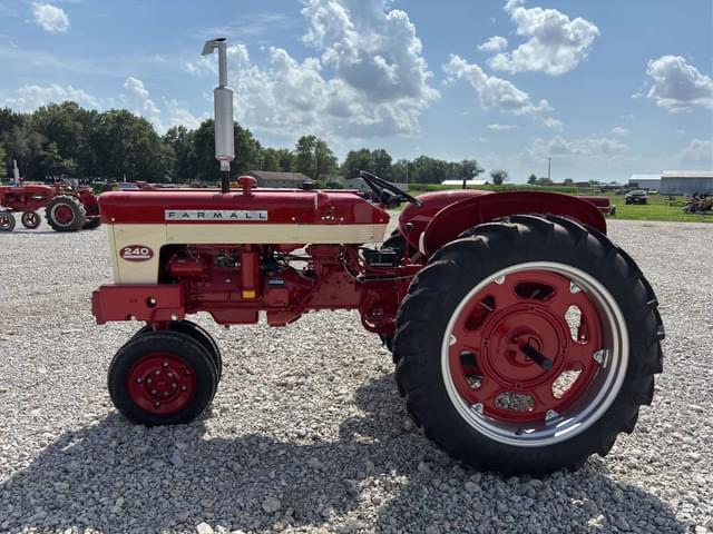 Image of Farmall 240 equipment image 1