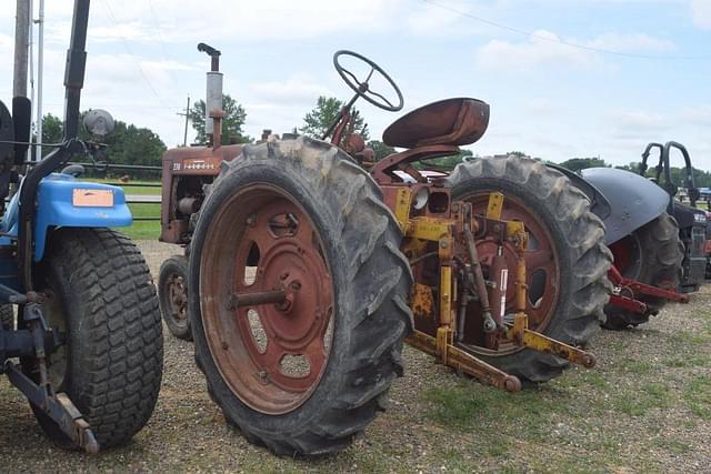 Image of Farmall 230 equipment image 1