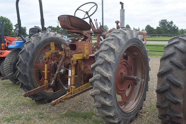 Image of Farmall 230 equipment image 2