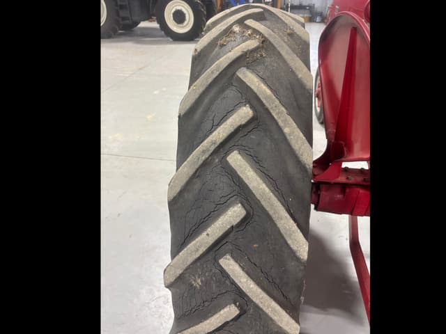 Image of Farmall 300 equipment image 4