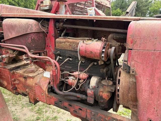 Image of Farmall 300 equipment image 3