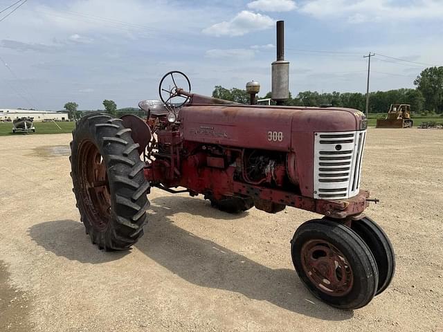 Image of Farmall 300 equipment image 1