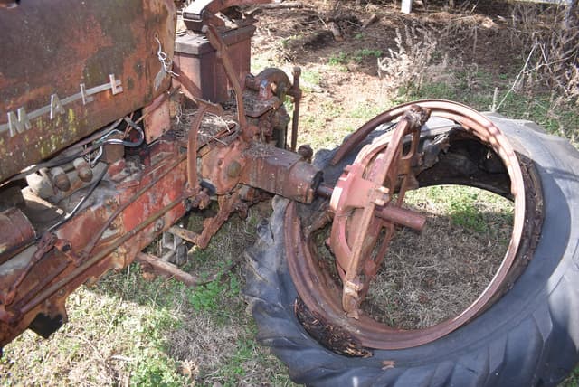 Image of Farmall 300 equipment image 4