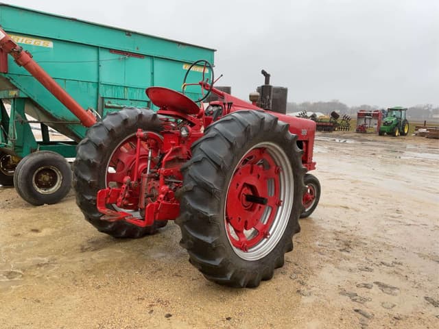 Image of Farmall 300 equipment image 4