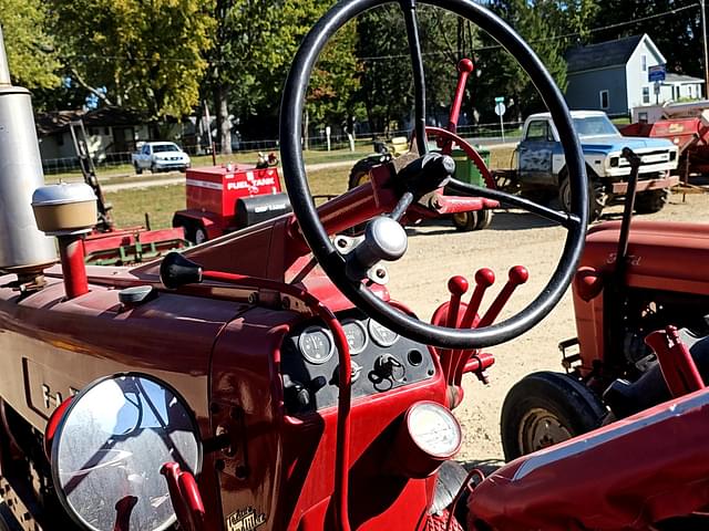 Image of Farmall 300 equipment image 4