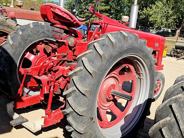 Image of Farmall 300 equipment image 2