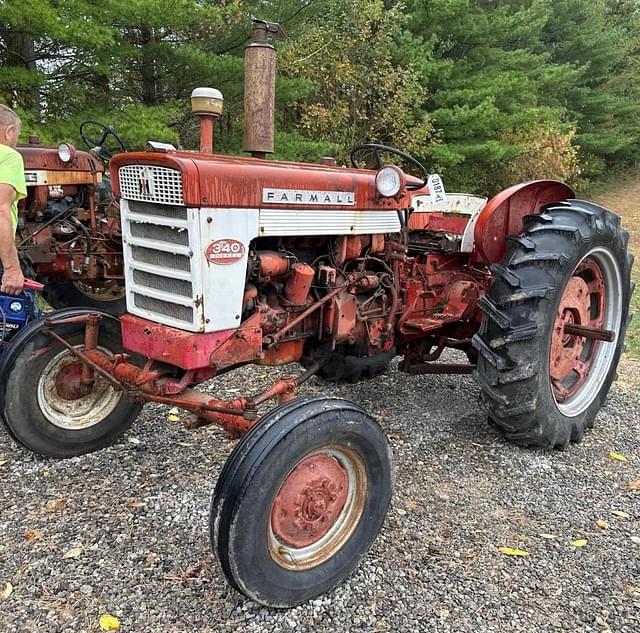 Image of Farmall 340 equipment image 2