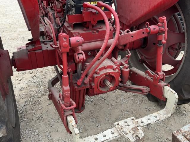 Image of Farmall 340 equipment image 4