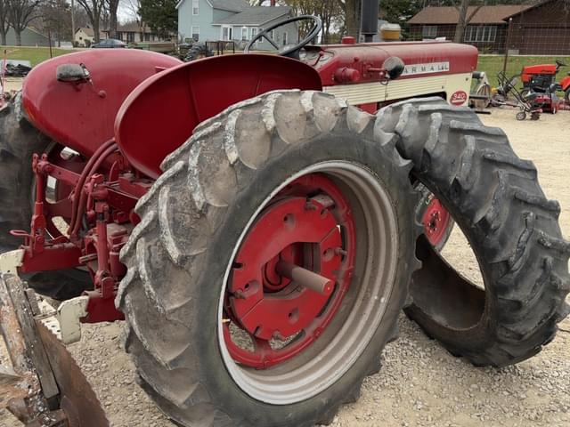 Image of Farmall 340 equipment image 2