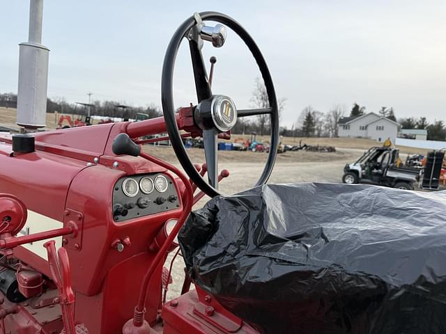 Image of Farmall 350 equipment image 2