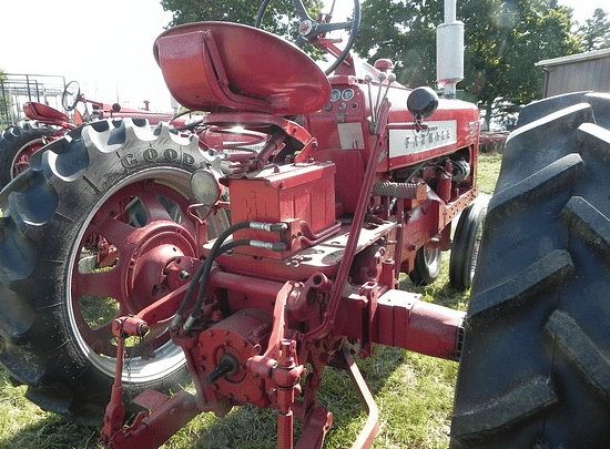 Image of Farmall 350 equipment image 2