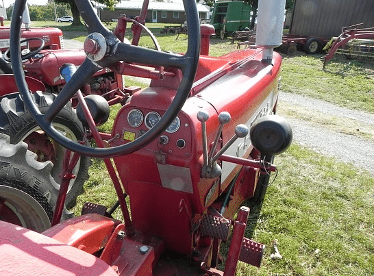 Image of Farmall 350 equipment image 3