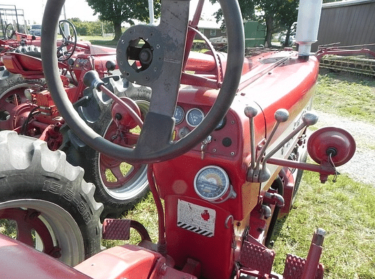 Image of Farmall 400 equipment image 3