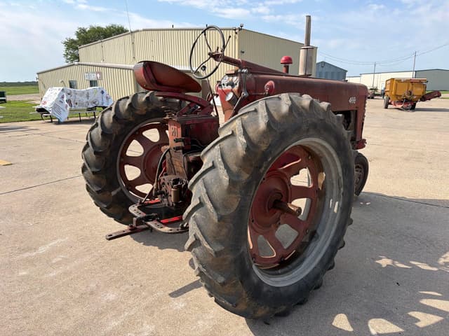 Image of Farmall 400 equipment image 3