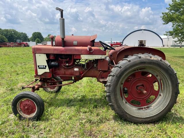 Image of Farmall 404 equipment image 1