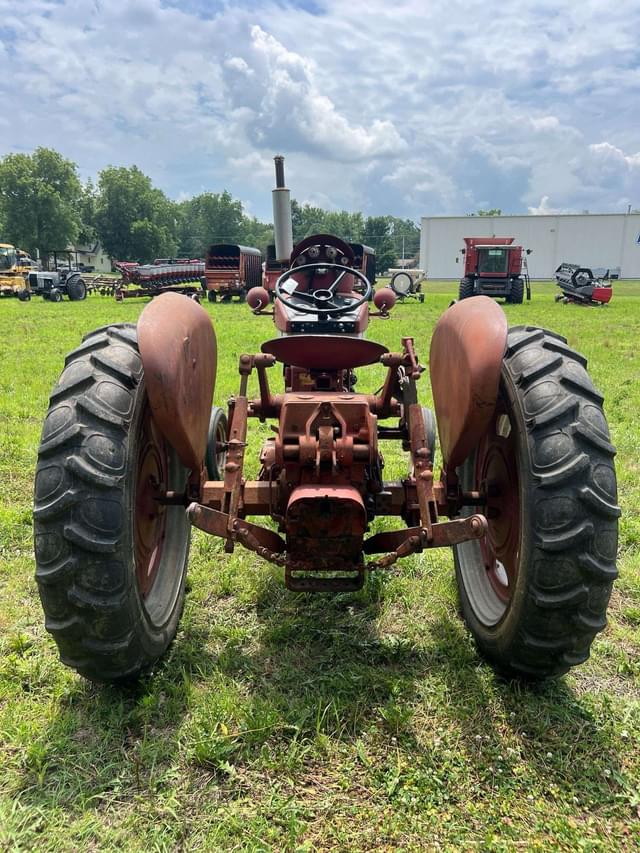 Image of Farmall 404 equipment image 3