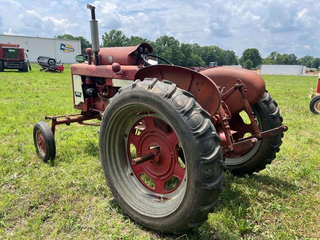 Image of Farmall 404 equipment image 2