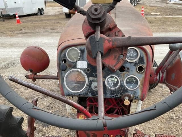 Image of Farmall 460 equipment image 3