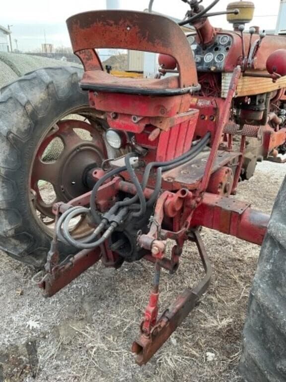 Image of Farmall 460 equipment image 2