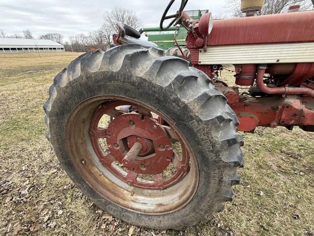 Image of Farmall 460 equipment image 2