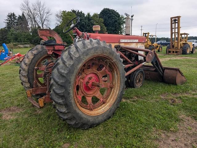 Image of Farmall 460 equipment image 3