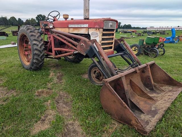 Image of Farmall 460 equipment image 2