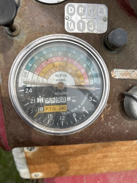 Image of Farmall 460 equipment image 3