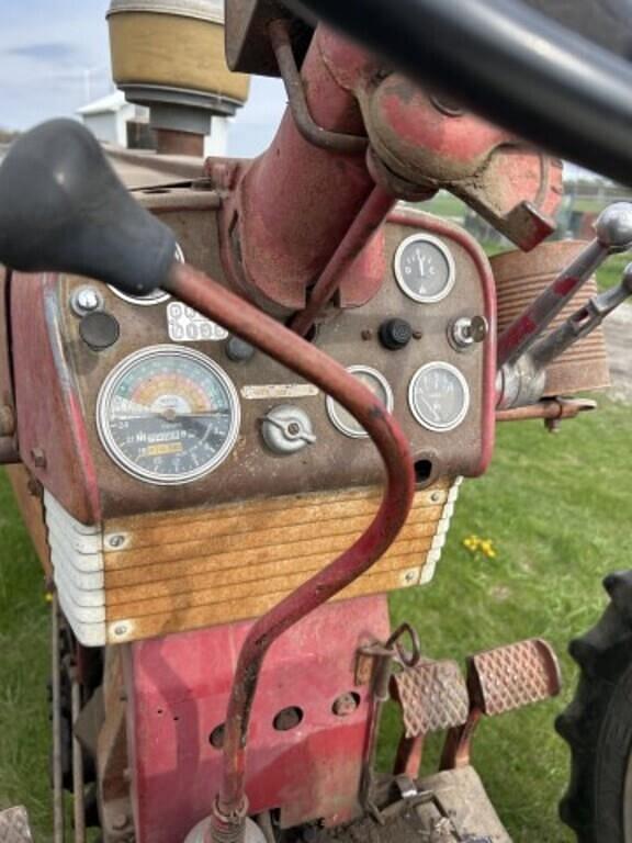 Image of Farmall 460 equipment image 4