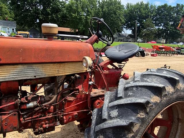 Image of Farmall 460 equipment image 2