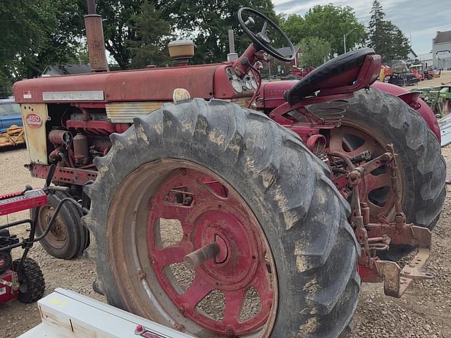 Image of Farmall 460 equipment image 2