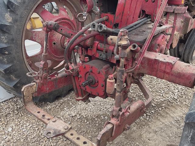 Image of Farmall 460 equipment image 4