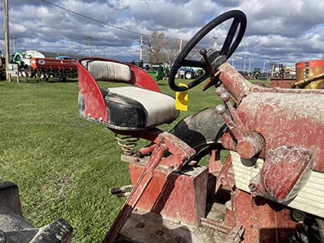 Image of Farmall 460 equipment image 3