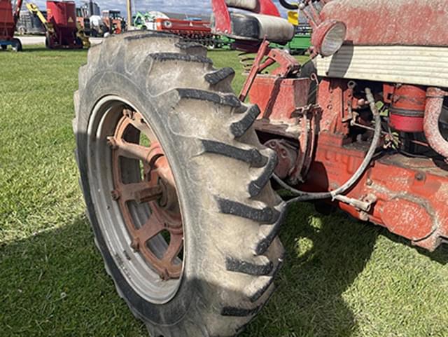 Image of Farmall 460 equipment image 2